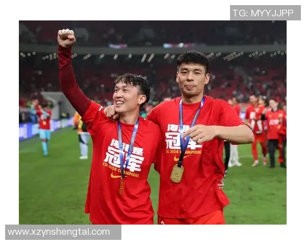 足球明星与热情粉丝亲密互动共庆赛事精彩瞬间 足球明星与热情粉丝亲密互动共庆赛事精彩瞬间